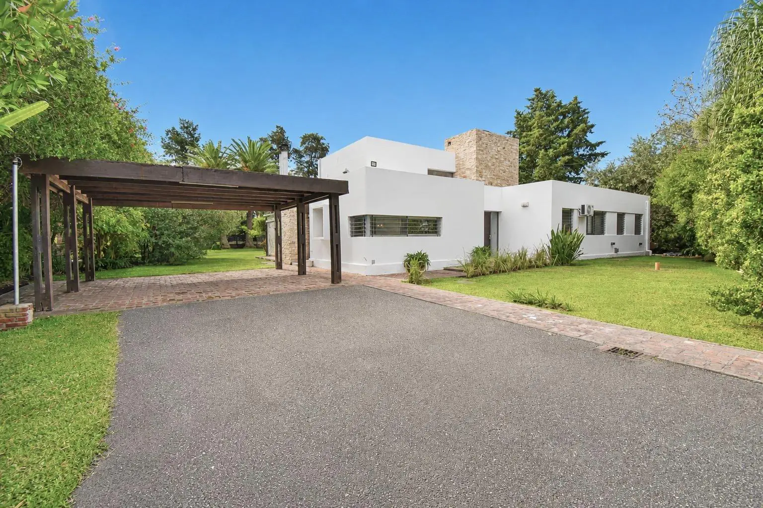 Casa en venta de 2 dormitorios + comodín con pileta y amplio jardín en Funes
