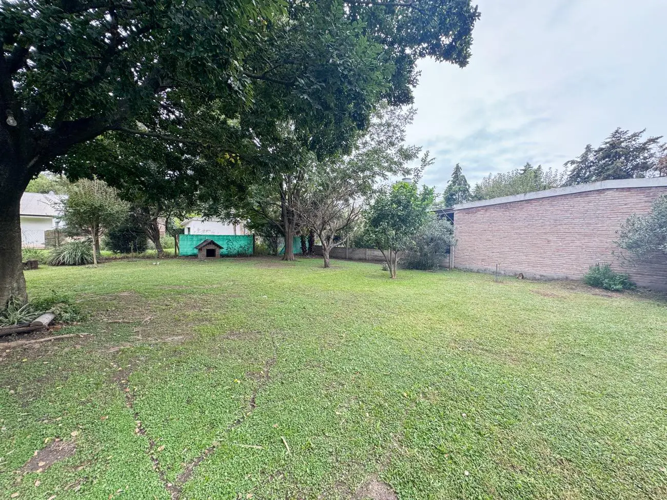 Terreno en venta con servicios y forestación en Roldán